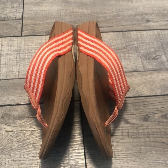 Fitflop unisex in a orange and cream striped color with a heel & wobble board - Picture 5 of 12